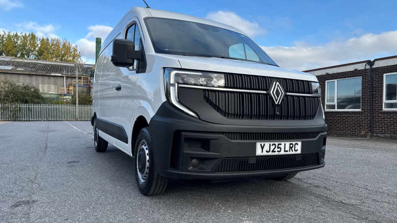 Renault Master Mwb Diesel Fwd MM35 Blue dCi 130 Advance Medium Roof Van